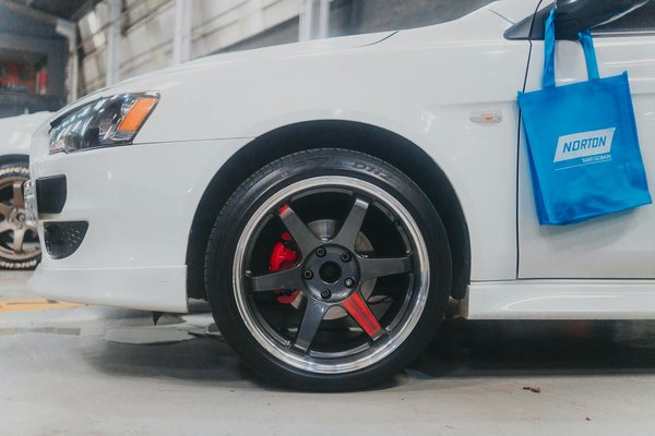 Quali sono le linee guida per una corretta installazione dei dispositivi di sicurezza in auto?